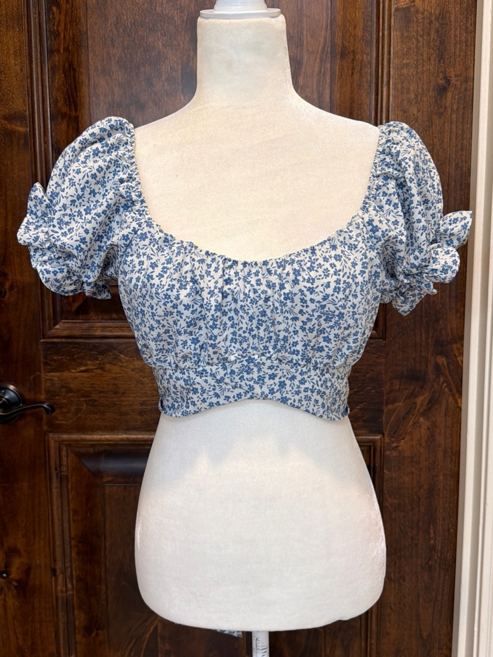 Altar'd State | Floral Puff Sleeve Cropped Blouse Tie Back White Blue | Size Med